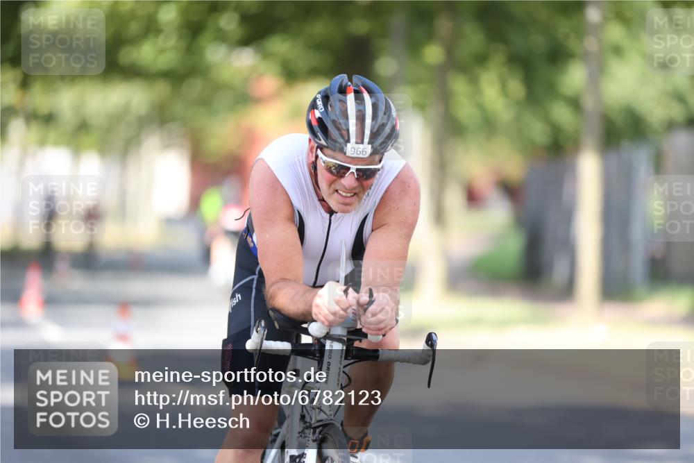 11.08.2024 - GEWOBA Citytriathlon Bremen H.Heesch http://msf.ph/oto/6782123 11.08.2024 11:50:39 Radfahren 741, 748, 783, 963, 966, 992, 1021, 1027 meine-sportfotos.de