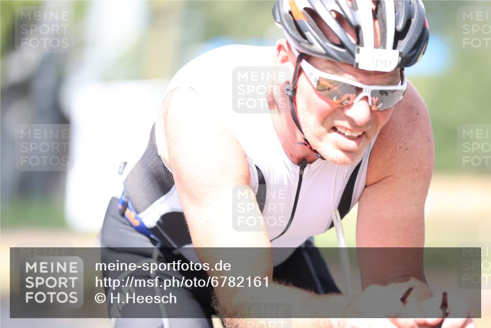 11.08.2024 - GEWOBA Citytriathlon Bremen H.Heesch http://msf.ph/oto/6782161 11.08.2024 11:50:40 Radfahren 741, 748, 783, 963, 966, 992, 1021, 1027 meine-sportfotos.de