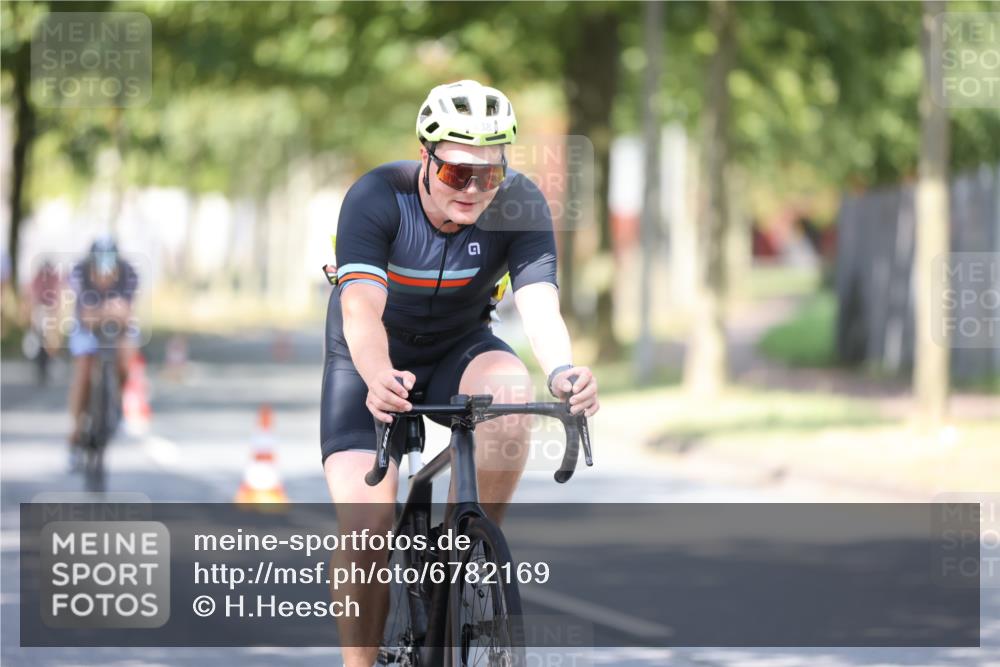 11.08.2024 - GEWOBA Citytriathlon Bremen H.Heesch http://msf.ph/oto/6782169 11.08.2024 11:50:41 Radfahren 741, 748, 783, 963, 966, 992, 1021, 1027 meine-sportfotos.de