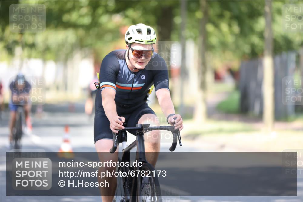 11.08.2024 - GEWOBA Citytriathlon Bremen H.Heesch http://msf.ph/oto/6782173 11.08.2024 11:50:41 Radfahren 741, 748, 783, 963, 966, 992, 1021, 1027 meine-sportfotos.de