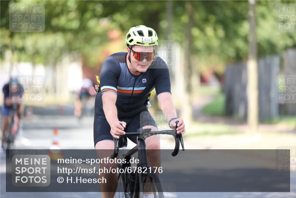 11.08.2024 - GEWOBA Citytriathlon Bremen H.Heesch http://msf.ph/oto/6782176 11.08.2024 11:50:41 Radfahren 741, 748, 783, 963, 966, 992, 1021, 1027 meine-sportfotos.de