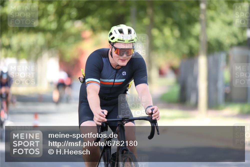 11.08.2024 - GEWOBA Citytriathlon Bremen H.Heesch http://msf.ph/oto/6782180 11.08.2024 11:50:41 Radfahren 741, 748, 783, 963, 966, 992, 1021, 1027 meine-sportfotos.de