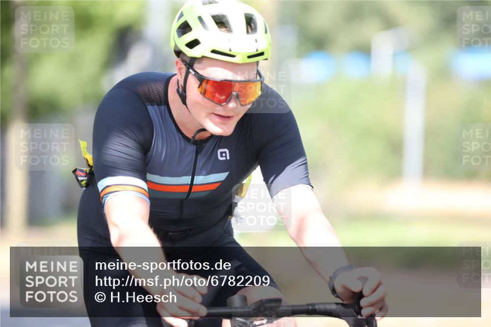11.08.2024 - GEWOBA Citytriathlon Bremen H.Heesch http://msf.ph/oto/6782209 11.08.2024 11:50:42 Radfahren 741, 748, 783, 963, 966, 992, 1021, 1027 meine-sportfotos.de