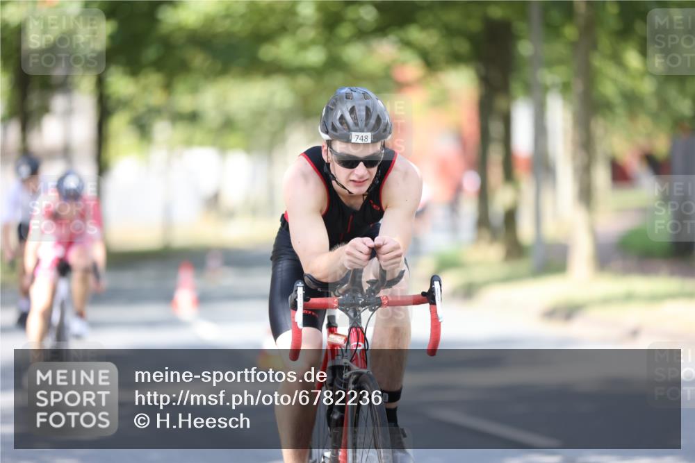 11.08.2024 - GEWOBA Citytriathlon Bremen H.Heesch http://msf.ph/oto/6782236 11.08.2024 11:50:45 Radfahren 741, 748, 783, 963, 966, 992, 1021, 1027 meine-sportfotos.de