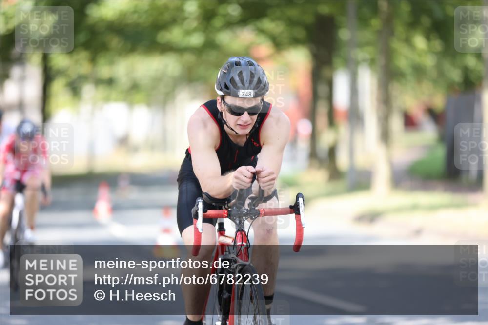 11.08.2024 - GEWOBA Citytriathlon Bremen H.Heesch http://msf.ph/oto/6782239 11.08.2024 11:50:45 Radfahren 741, 748, 783, 963, 966, 992, 1021, 1027 meine-sportfotos.de