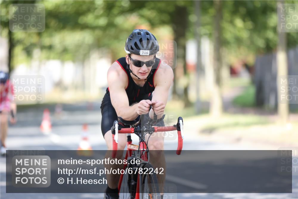11.08.2024 - GEWOBA Citytriathlon Bremen H.Heesch http://msf.ph/oto/6782242 11.08.2024 11:50:45 Radfahren 741, 748, 783, 963, 966, 992, 1021, 1027 meine-sportfotos.de