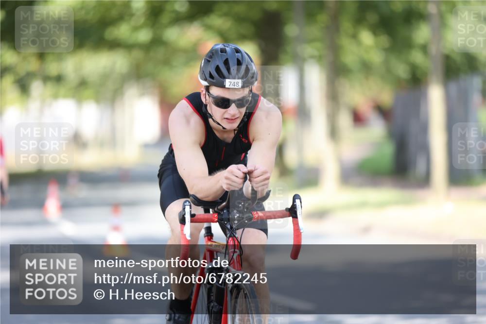 11.08.2024 - GEWOBA Citytriathlon Bremen H.Heesch http://msf.ph/oto/6782245 11.08.2024 11:50:45 Radfahren 741, 748, 783, 963, 966, 992, 1021, 1027 meine-sportfotos.de