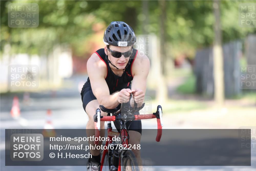 11.08.2024 - GEWOBA Citytriathlon Bremen H.Heesch http://msf.ph/oto/6782248 11.08.2024 11:50:45 Radfahren 741, 748, 783, 963, 966, 992, 1021, 1027 meine-sportfotos.de