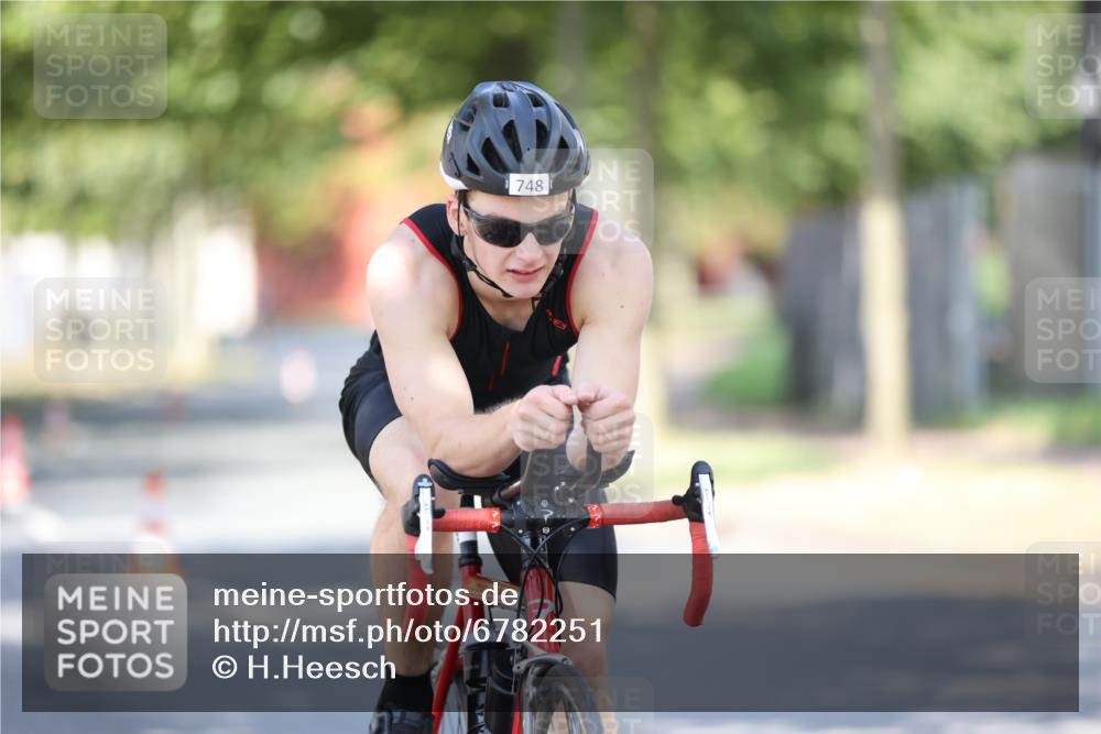 11.08.2024 - GEWOBA Citytriathlon Bremen H.Heesch http://msf.ph/oto/6782251 11.08.2024 11:50:45 Radfahren 741, 748, 783, 963, 966, 992, 1021, 1027 meine-sportfotos.de
