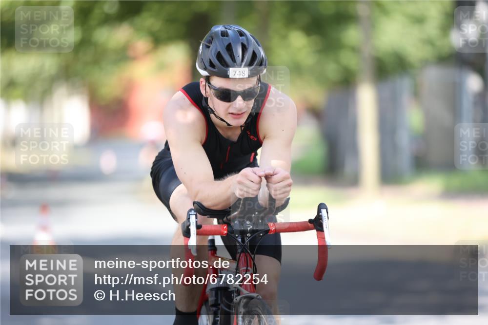 11.08.2024 - GEWOBA Citytriathlon Bremen H.Heesch http://msf.ph/oto/6782254 11.08.2024 11:50:45 Radfahren 741, 748, 783, 963, 966, 992, 1021, 1027 meine-sportfotos.de