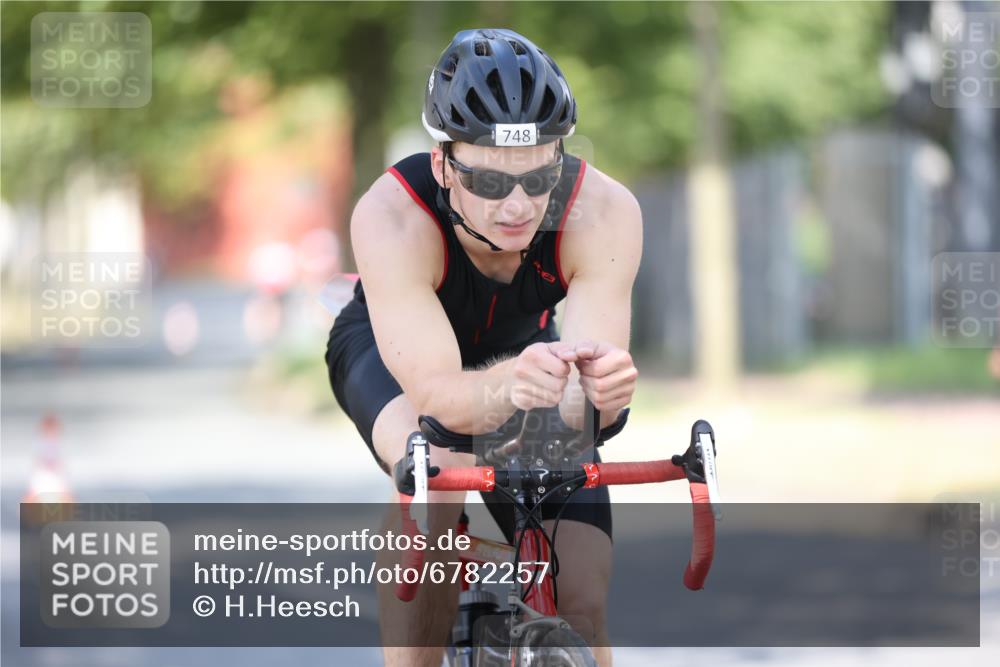 11.08.2024 - GEWOBA Citytriathlon Bremen H.Heesch http://msf.ph/oto/6782257 11.08.2024 11:50:45 Radfahren 741, 748, 783, 963, 966, 992, 1021, 1027 meine-sportfotos.de