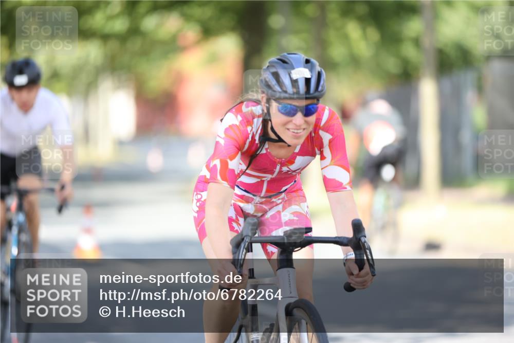 11.08.2024 - GEWOBA Citytriathlon Bremen H.Heesch http://msf.ph/oto/6782264 11.08.2024 11:50:46 Radfahren 741, 748, 783, 963, 966, 1021, 1027 meine-sportfotos.de
