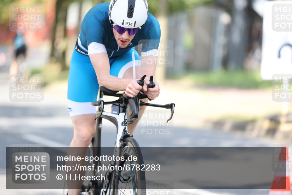 11.08.2024 - GEWOBA Citytriathlon Bremen H.Heesch http://msf.ph/oto/6782283 11.08.2024 11:50:59 Radfahren 742, 812, 892, 908, 934, 1021 meine-sportfotos.de
