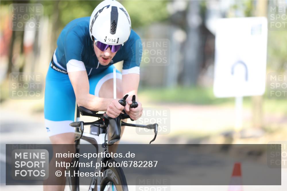 11.08.2024 - GEWOBA Citytriathlon Bremen H.Heesch http://msf.ph/oto/6782287 11.08.2024 11:50:59 Radfahren 742, 812, 892, 908, 934, 1021 meine-sportfotos.de