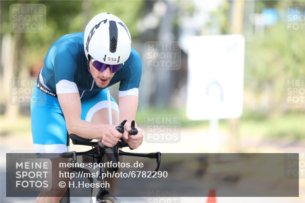 11.08.2024 - GEWOBA Citytriathlon Bremen H.Heesch http://msf.ph/oto/6782290 11.08.2024 11:50:59 Radfahren 742, 812, 892, 908, 934, 1021 meine-sportfotos.de