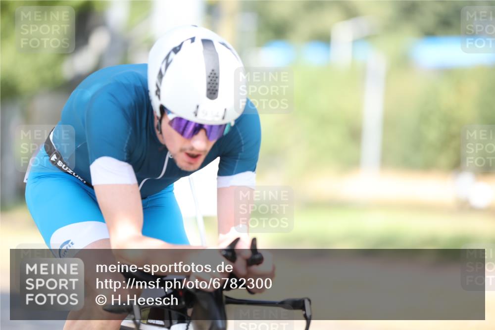 11.08.2024 - GEWOBA Citytriathlon Bremen H.Heesch http://msf.ph/oto/6782300 11.08.2024 11:50:59 Radfahren 742, 812, 892, 908, 934, 1021 meine-sportfotos.de