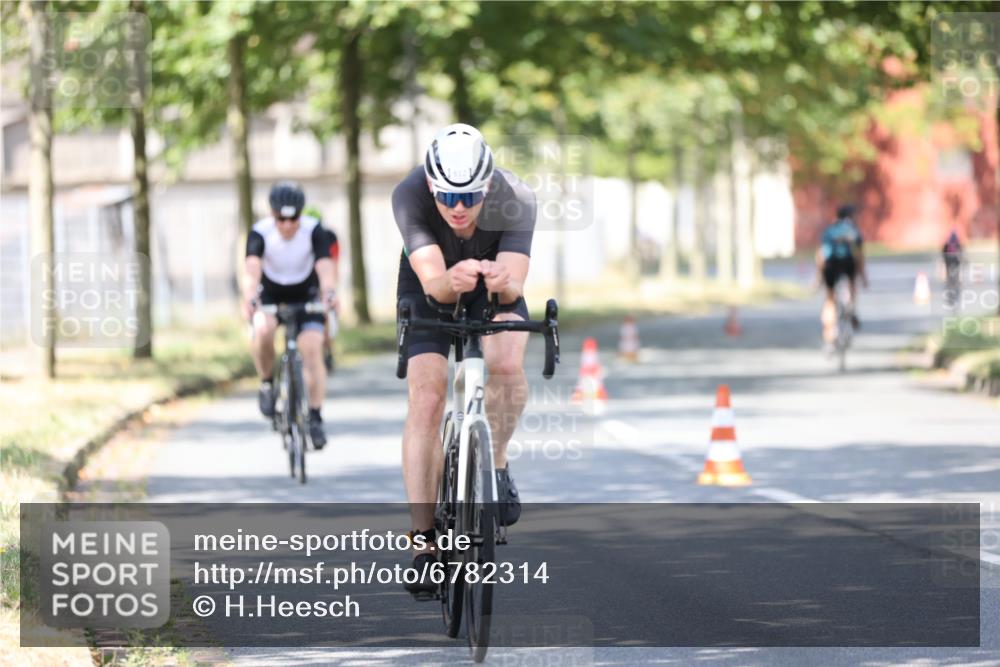 11.08.2024 - GEWOBA Citytriathlon Bremen H.Heesch http://msf.ph/oto/6782314 11.08.2024 11:51:01 Radfahren 742, 812, 892, 908, 934 meine-sportfotos.de