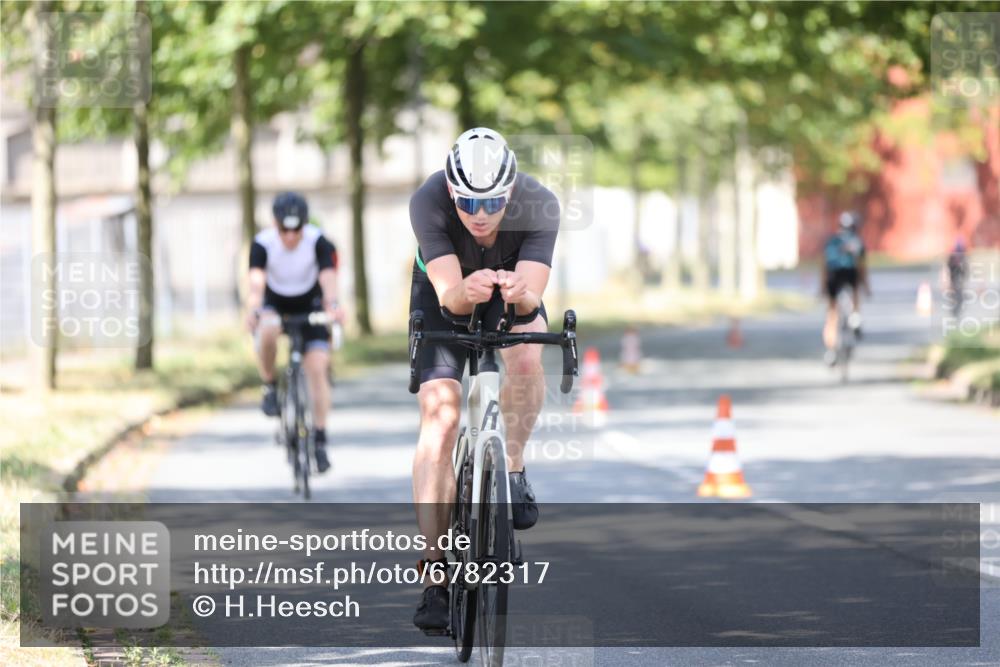 11.08.2024 - GEWOBA Citytriathlon Bremen H.Heesch http://msf.ph/oto/6782317 11.08.2024 11:51:01 Radfahren 742, 812, 892, 908, 934 meine-sportfotos.de
