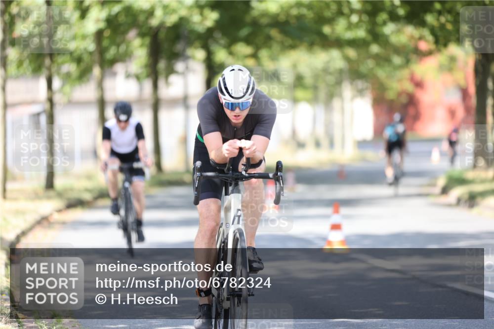 11.08.2024 - GEWOBA Citytriathlon Bremen H.Heesch http://msf.ph/oto/6782324 11.08.2024 11:51:01 Radfahren 742, 812, 892, 908, 934 meine-sportfotos.de