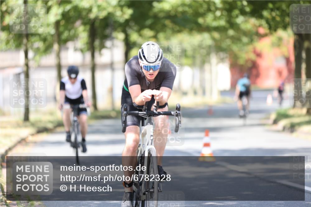 11.08.2024 - GEWOBA Citytriathlon Bremen H.Heesch http://msf.ph/oto/6782328 11.08.2024 11:51:01 Radfahren 742, 812, 892, 908, 934 meine-sportfotos.de