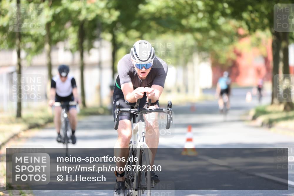 11.08.2024 - GEWOBA Citytriathlon Bremen H.Heesch http://msf.ph/oto/6782330 11.08.2024 11:51:01 Radfahren 742, 812, 892, 908, 934 meine-sportfotos.de
