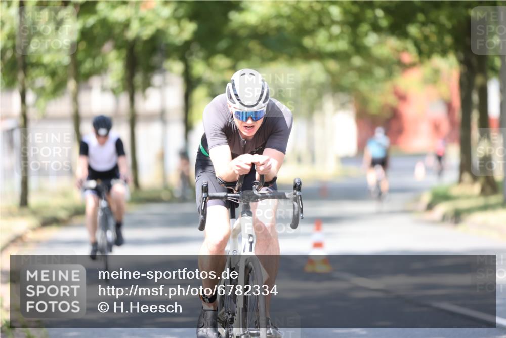 11.08.2024 - GEWOBA Citytriathlon Bremen H.Heesch http://msf.ph/oto/6782334 11.08.2024 11:51:01 Radfahren 742, 812, 892, 908, 934 meine-sportfotos.de