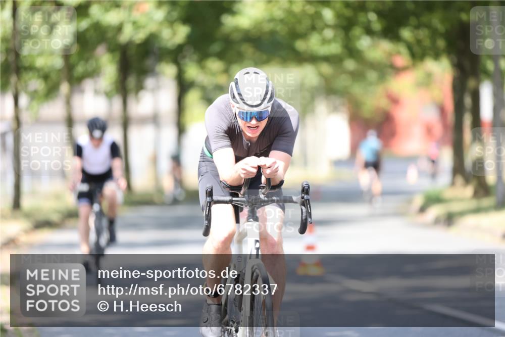 11.08.2024 - GEWOBA Citytriathlon Bremen H.Heesch http://msf.ph/oto/6782337 11.08.2024 11:51:01 Radfahren 742, 812, 892, 908, 934 meine-sportfotos.de