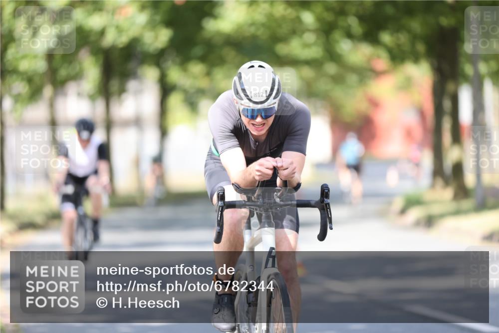 11.08.2024 - GEWOBA Citytriathlon Bremen H.Heesch http://msf.ph/oto/6782344 11.08.2024 11:51:01 Radfahren 742, 812, 892, 908, 934 meine-sportfotos.de