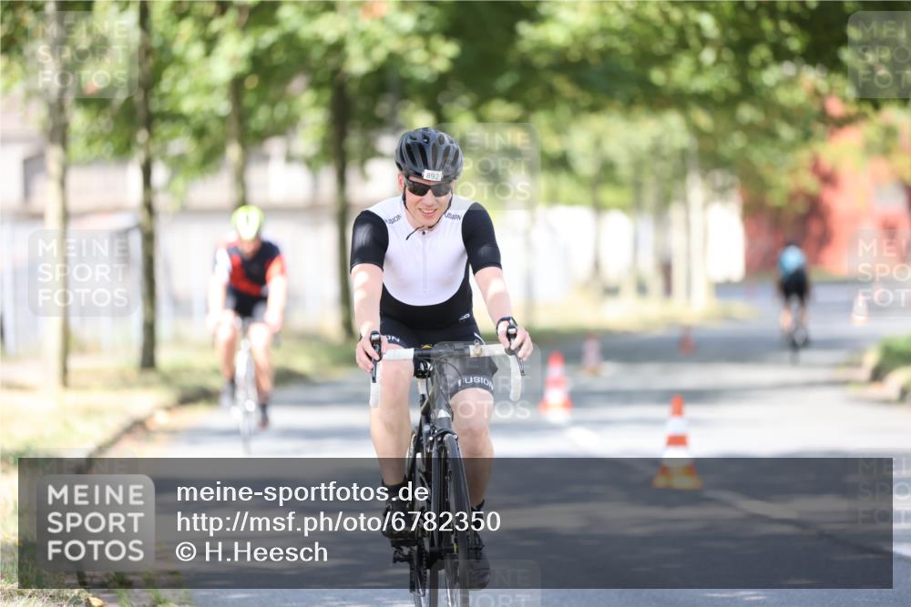 11.08.2024 - GEWOBA Citytriathlon Bremen H.Heesch http://msf.ph/oto/6782350 11.08.2024 11:51:02 Radfahren 742, 812, 892, 908, 934 meine-sportfotos.de
