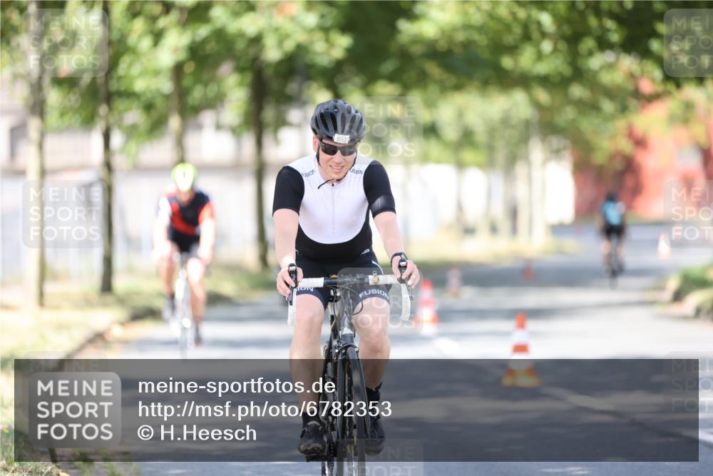 11.08.2024 - GEWOBA Citytriathlon Bremen H.Heesch http://msf.ph/oto/6782353 11.08.2024 11:51:02 Radfahren 742, 812, 892, 908, 934 meine-sportfotos.de