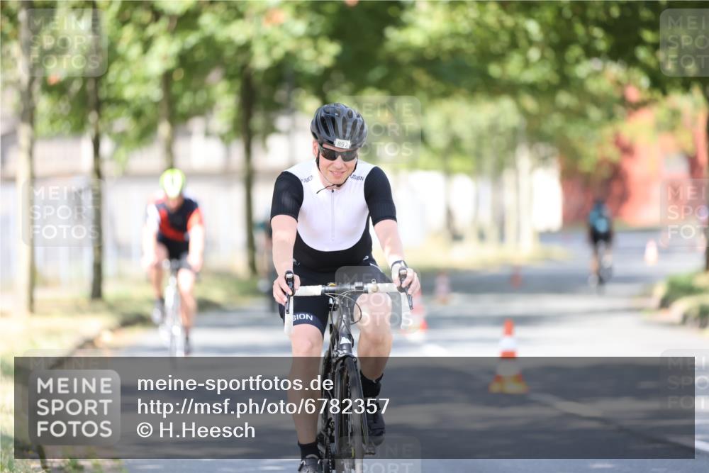 11.08.2024 - GEWOBA Citytriathlon Bremen H.Heesch http://msf.ph/oto/6782357 11.08.2024 11:51:02 Radfahren 742, 812, 892, 908, 934 meine-sportfotos.de