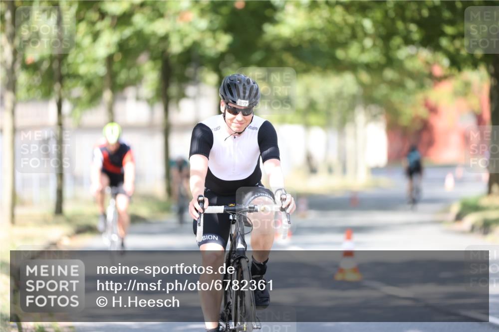 11.08.2024 - GEWOBA Citytriathlon Bremen H.Heesch http://msf.ph/oto/6782361 11.08.2024 11:51:02 Radfahren 742, 812, 892, 908, 934 meine-sportfotos.de