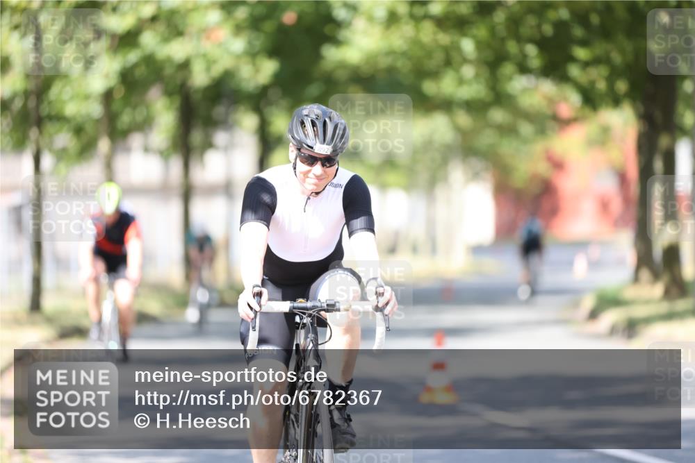 11.08.2024 - GEWOBA Citytriathlon Bremen H.Heesch http://msf.ph/oto/6782367 11.08.2024 11:51:02 Radfahren 742, 812, 892, 908, 934 meine-sportfotos.de