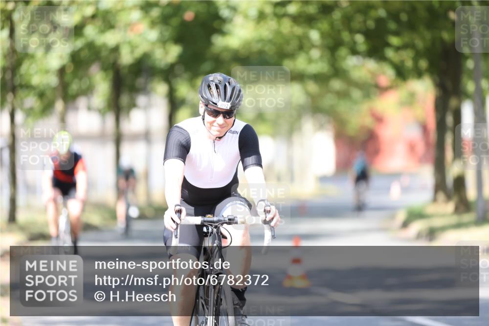 11.08.2024 - GEWOBA Citytriathlon Bremen H.Heesch http://msf.ph/oto/6782372 11.08.2024 11:51:02 Radfahren 742, 812, 892, 908, 934 meine-sportfotos.de