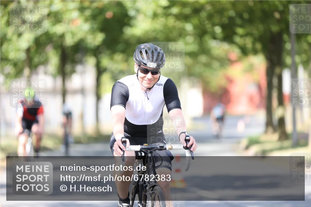 11.08.2024 - GEWOBA Citytriathlon Bremen H.Heesch http://msf.ph/oto/6782383 11.08.2024 11:51:02 Radfahren 742, 812, 892, 908, 934 meine-sportfotos.de