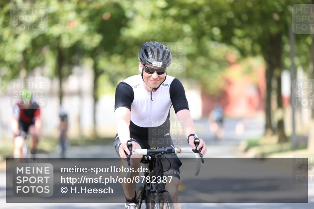11.08.2024 - GEWOBA Citytriathlon Bremen H.Heesch http://msf.ph/oto/6782387 11.08.2024 11:51:03 Radfahren 742, 812, 892, 908, 934 meine-sportfotos.de