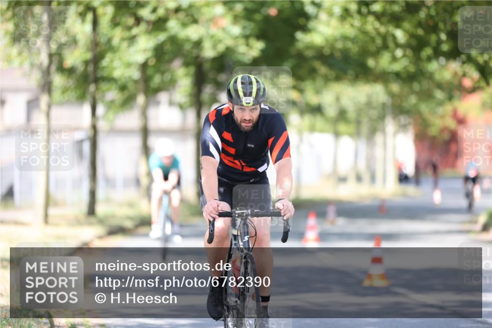 11.08.2024 - GEWOBA Citytriathlon Bremen H.Heesch http://msf.ph/oto/6782390 11.08.2024 11:51:04 Radfahren 742, 812, 892, 908, 934 meine-sportfotos.de