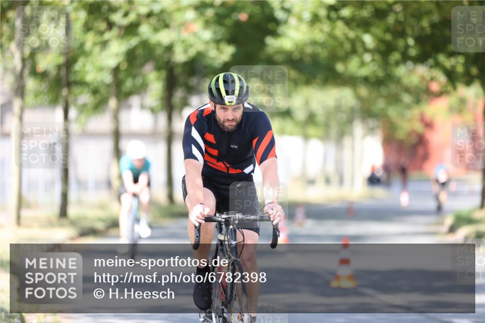 11.08.2024 - GEWOBA Citytriathlon Bremen H.Heesch http://msf.ph/oto/6782398 11.08.2024 11:51:04 Radfahren 742, 812, 892, 908, 934 meine-sportfotos.de