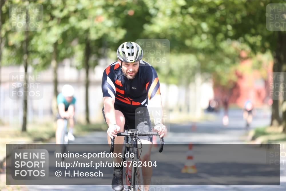 11.08.2024 - GEWOBA Citytriathlon Bremen H.Heesch http://msf.ph/oto/6782404 11.08.2024 11:51:04 Radfahren 742, 812, 892, 908, 934 meine-sportfotos.de