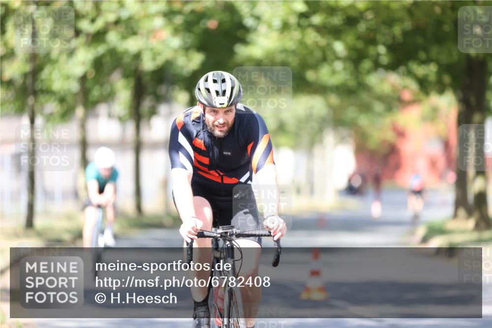 11.08.2024 - GEWOBA Citytriathlon Bremen H.Heesch http://msf.ph/oto/6782408 11.08.2024 11:51:05 Radfahren 742, 803, 812, 863, 892, 908, 934 meine-sportfotos.de