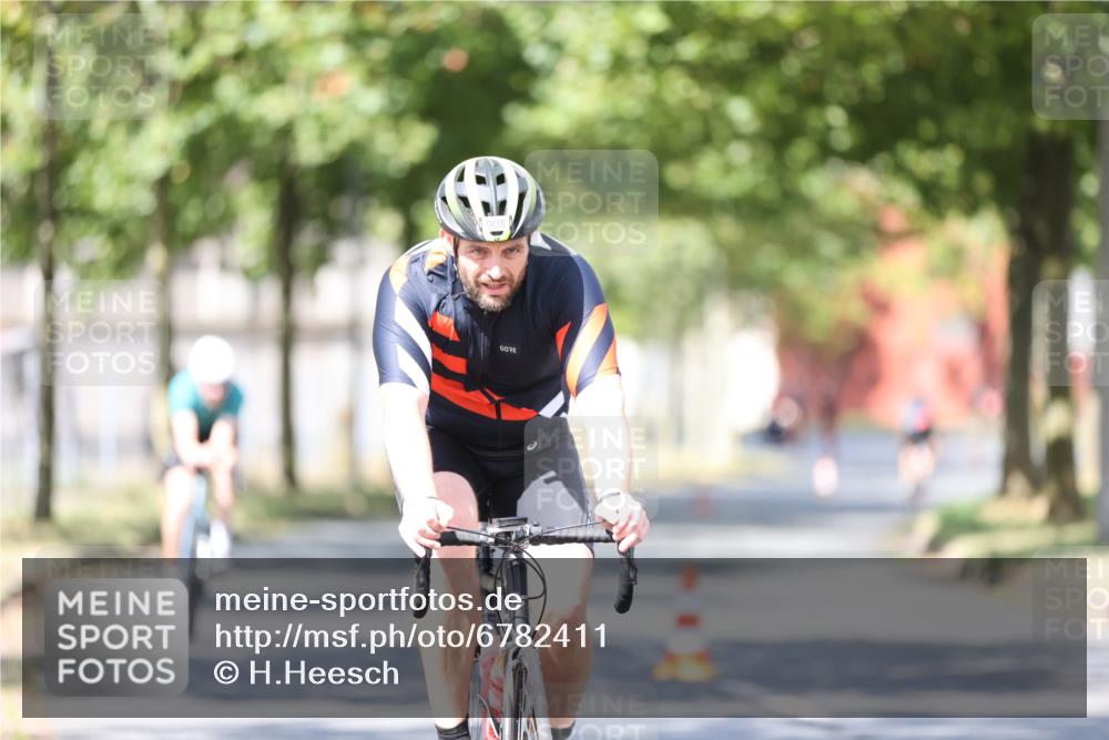 11.08.2024 - GEWOBA Citytriathlon Bremen H.Heesch http://msf.ph/oto/6782411 11.08.2024 11:51:05 Radfahren 742, 803, 812, 863, 892, 908, 934 meine-sportfotos.de