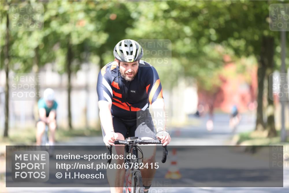 11.08.2024 - GEWOBA Citytriathlon Bremen H.Heesch http://msf.ph/oto/6782415 11.08.2024 11:51:05 Radfahren 742, 803, 812, 863, 892, 908, 934 meine-sportfotos.de