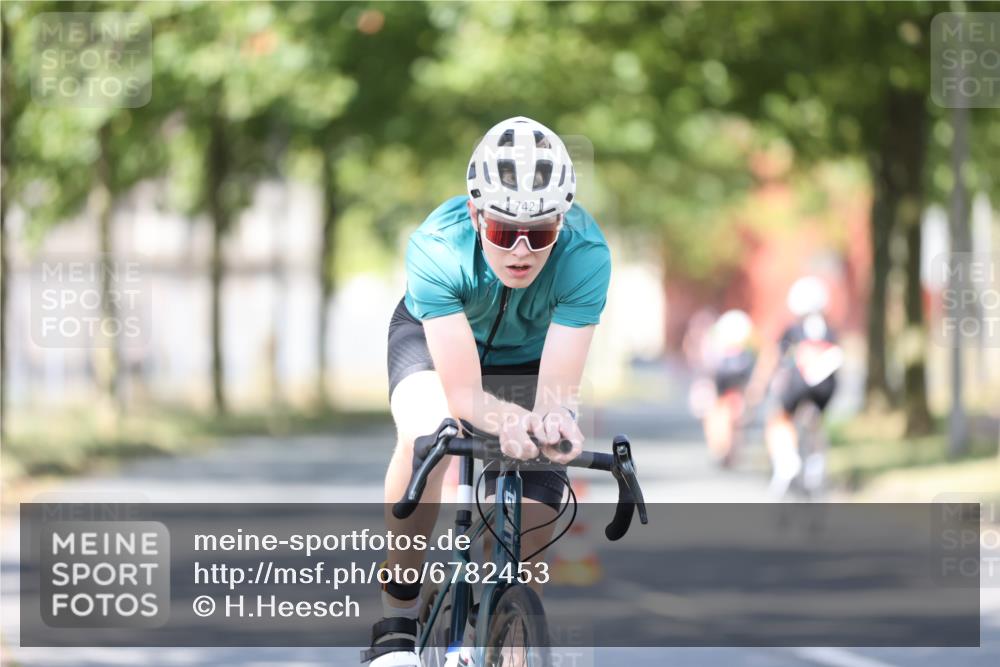 11.08.2024 - GEWOBA Citytriathlon Bremen H.Heesch http://msf.ph/oto/6782453 11.08.2024 11:51:07 Radfahren 742, 803, 812, 863, 892, 908, 934 meine-sportfotos.de