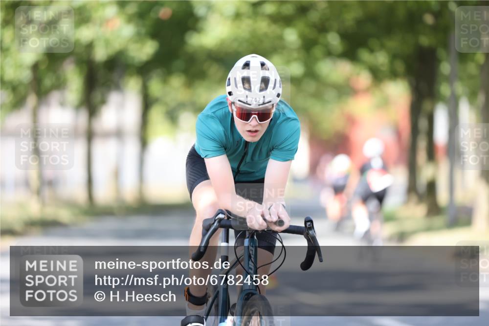 11.08.2024 - GEWOBA Citytriathlon Bremen H.Heesch http://msf.ph/oto/6782458 11.08.2024 11:51:07 Radfahren 742, 803, 812, 863, 892, 908, 934 meine-sportfotos.de