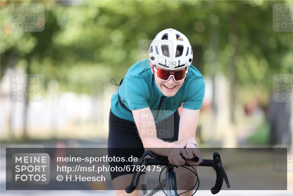 11.08.2024 - GEWOBA Citytriathlon Bremen H.Heesch http://msf.ph/oto/6782475 11.08.2024 11:51:07 Radfahren 742, 803, 812, 863, 892, 908, 934 meine-sportfotos.de