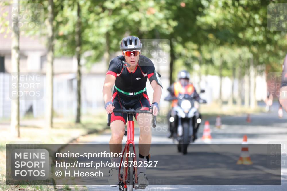 11.08.2024 - GEWOBA Citytriathlon Bremen H.Heesch http://msf.ph/oto/6782527 11.08.2024 11:51:18 Radfahren 742, 803, 863, 993 meine-sportfotos.de