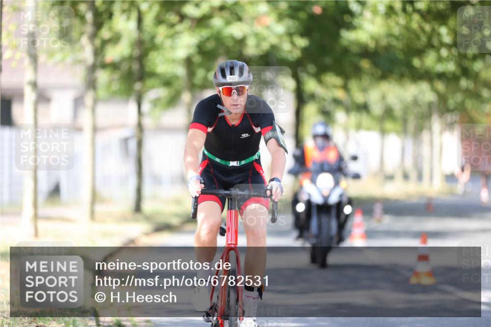 11.08.2024 - GEWOBA Citytriathlon Bremen H.Heesch http://msf.ph/oto/6782531 11.08.2024 11:51:18 Radfahren 742, 803, 863, 993 meine-sportfotos.de