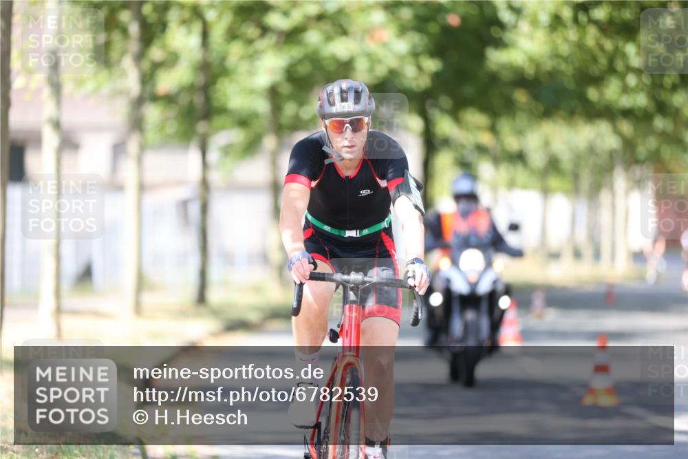 11.08.2024 - GEWOBA Citytriathlon Bremen H.Heesch http://msf.ph/oto/6782539 11.08.2024 11:51:18 Radfahren 742, 803, 863, 993 meine-sportfotos.de