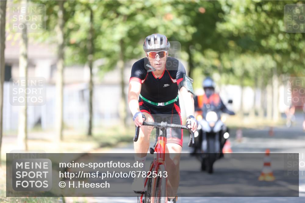 11.08.2024 - GEWOBA Citytriathlon Bremen H.Heesch http://msf.ph/oto/6782543 11.08.2024 11:51:18 Radfahren 742, 803, 863, 993 meine-sportfotos.de