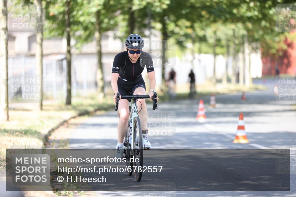 11.08.2024 - GEWOBA Citytriathlon Bremen H.Heesch http://msf.ph/oto/6782557 11.08.2024 11:51:30 Radfahren 793, 803, 863, 876, 993 meine-sportfotos.de